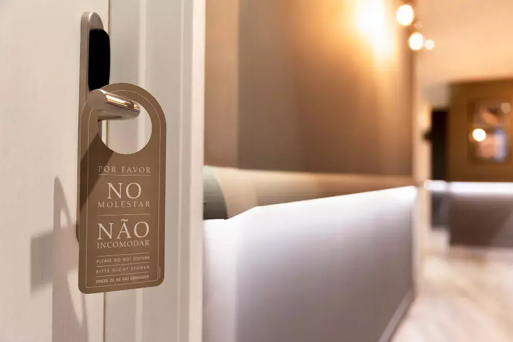 Antitabaco e antimofo: cuidados essenciais para quartos de hotel e áreas de grande circulação