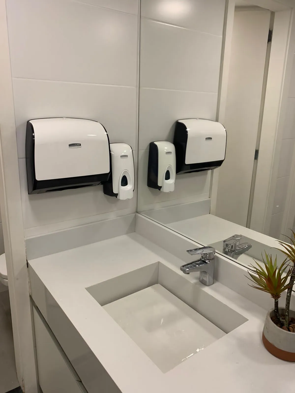 Dispensers para papel toalha e sabonete: economia e praticidade nos fast foods